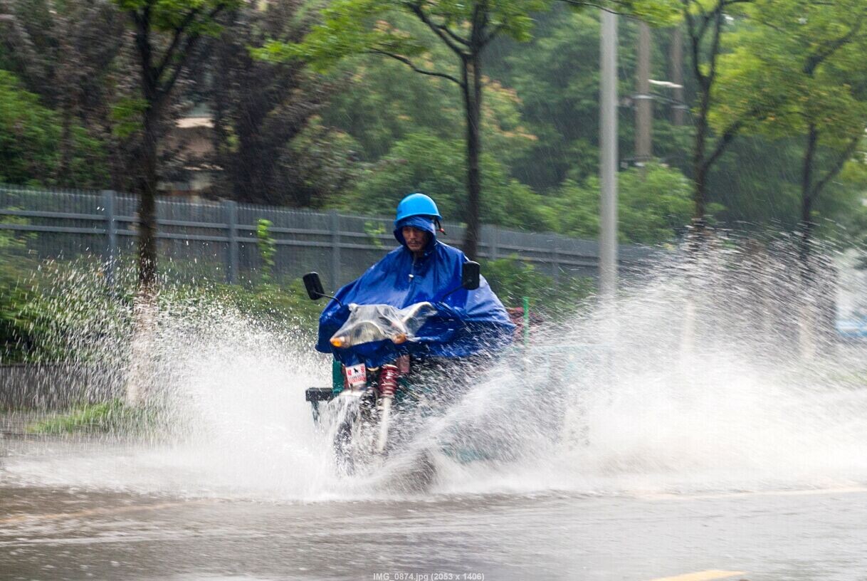 梅雨季积水路段出行难图