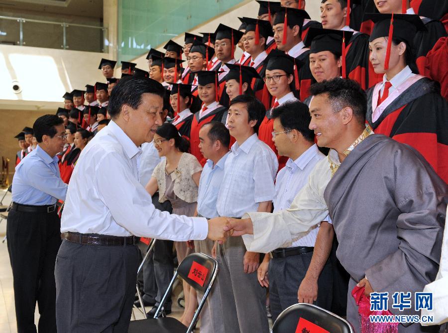 ��7��15�գ��й��������ξֳ�ί�����뵳УУ������ɽ��ϯ���뵳У2014�괺��ѧ�ڱ�ҵ���񣬲�ΪѧԱ�䷢��ҵ֤�顣 �»������ �İ�����