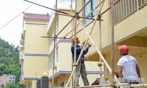 裕溪乡内陈村对新建房屋统一进行外立面喷漆处理