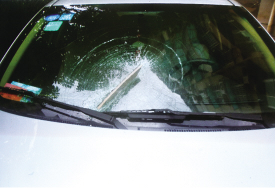 瓷砖插进挡风玻璃 脚手架木板压坏车后盖--金华频道