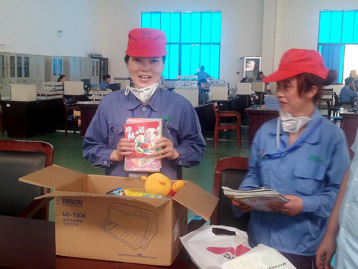 超威员工捐书捐玩具送给小候鸟(图)