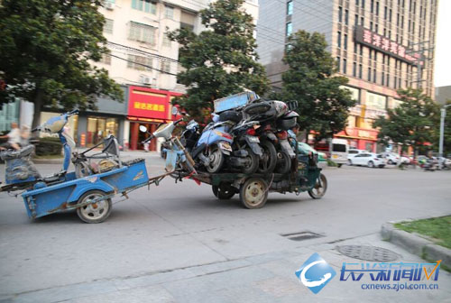 逆天三轮电摩 超载不够还外加拖车(图)