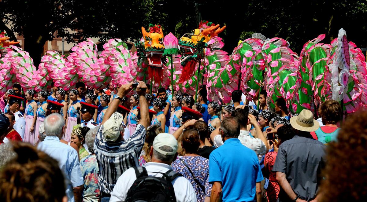 长兴百叶龙舞动德国弗莱堡 尽展中国民间艺术