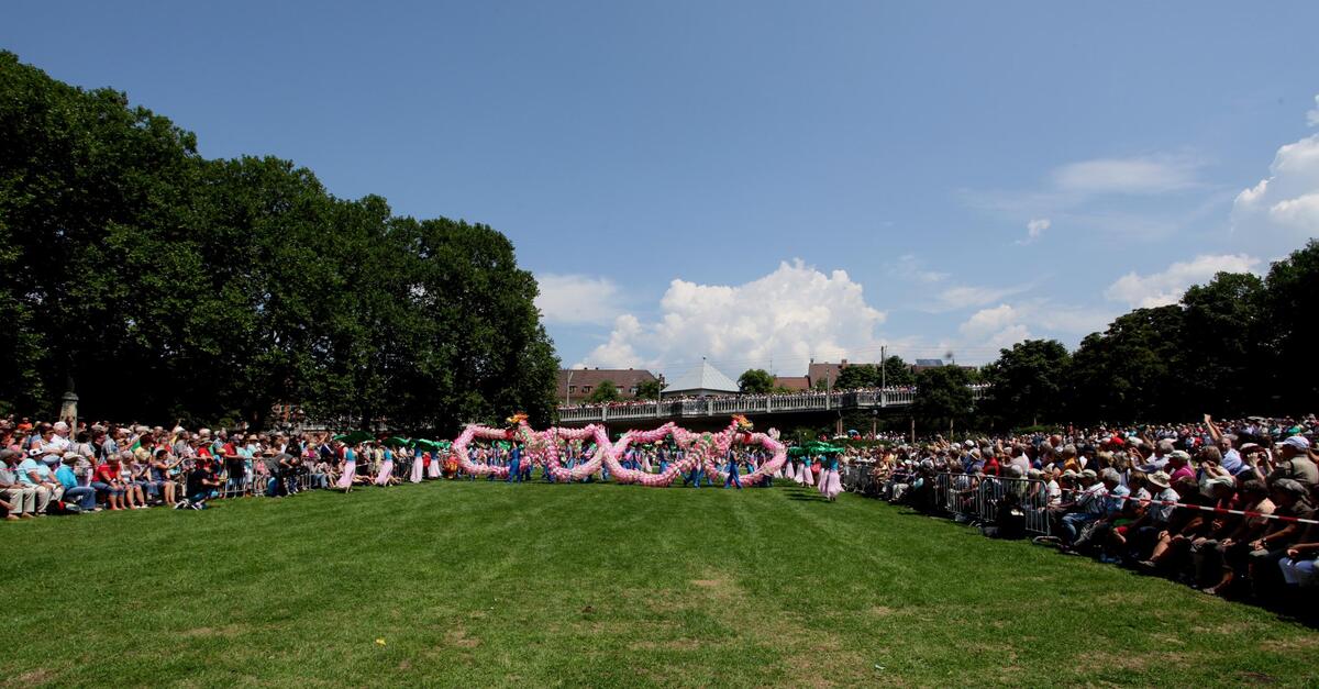 长兴百叶龙舞动德国弗莱堡 尽展中国民间艺术