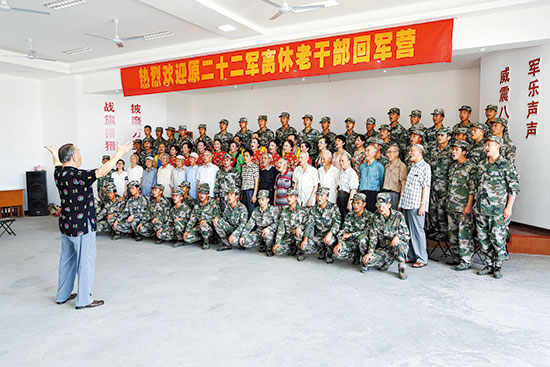 军休干部重温军营梦
