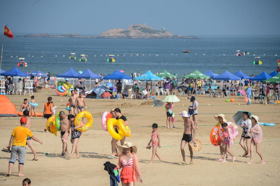 7月30日,游客在舟山市普陀区朱家尖南沙景区的海滩上休闲.