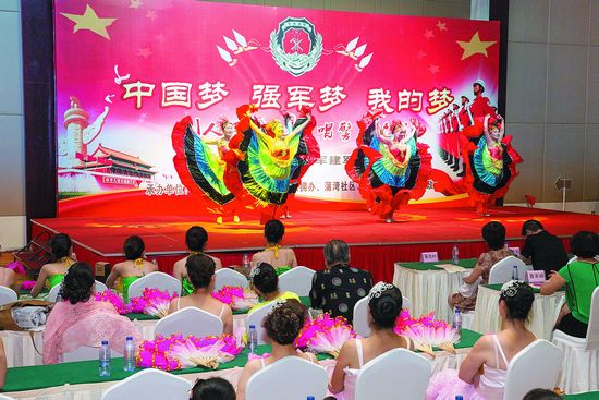 军民联欢庆“八一”