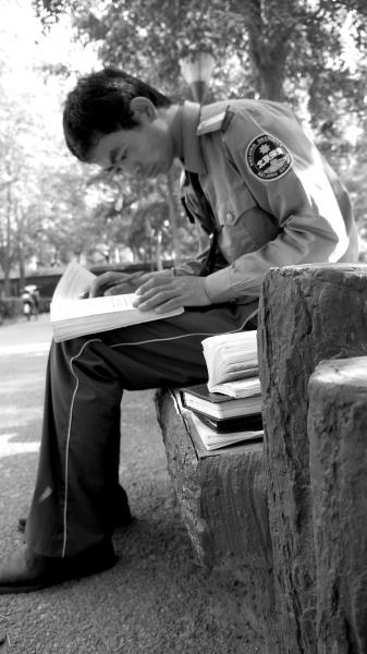 北外保安回乡复读考上一本 暑期工地搬砖赚学