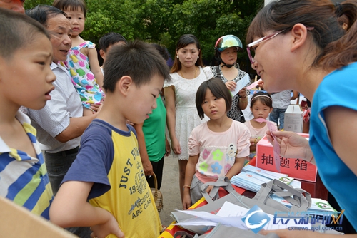 仓前街社区阳光牵手驿站宣传社会救助政策(