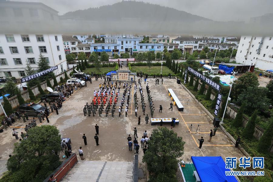 云南哀悼鲁甸地震遇难同胞