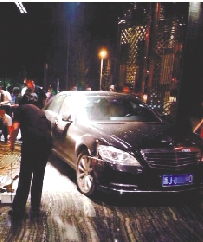 错把油门当刹车,28岁女子醉驾奔驰冲进乾宫--温