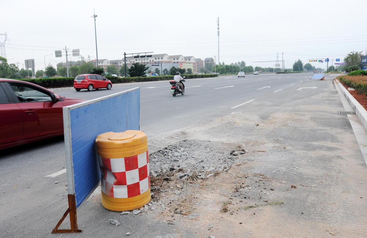 婺城:因道路拓宽"站错位"的指路牌已拆除