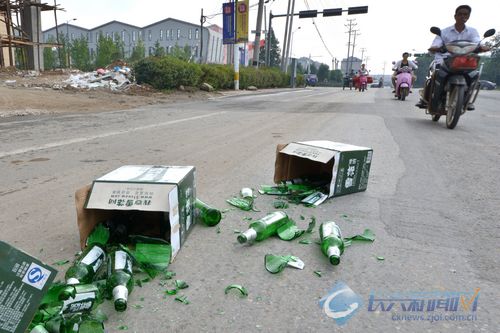 啤酒瓶碎一地太危险好在清理很及时图