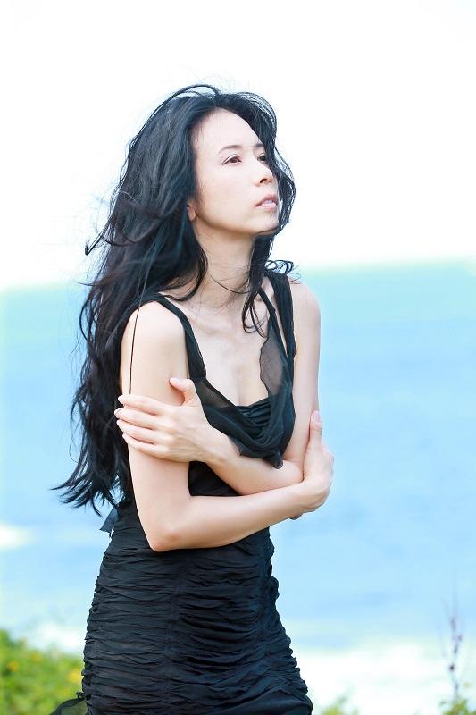 莫文蔚新歌《看看》首播 苏打绿青峰操刀创作