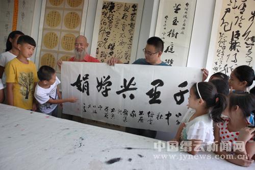 9月6日,缙云县书画名家施子洲在县文联书画培训中心手把手v书画学生的文新作初中开始图片