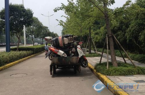 小三轮运载一堆废旧电瓶车 没有加固措施太危