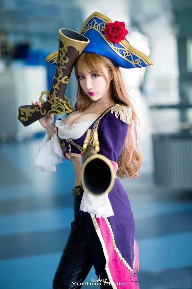 加勒比风:<em>LOL</em>三周年赏金猎人COS-coser,无论