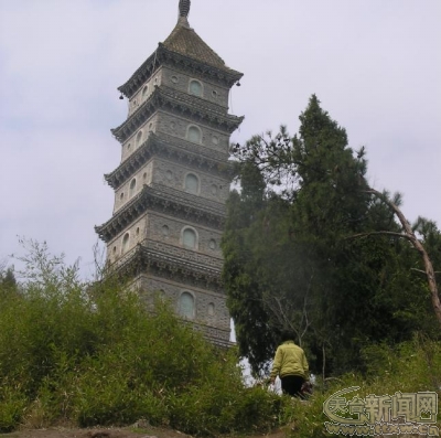 这个村位于赤城山后面,因山上的梁妃塔而得名为塔后.