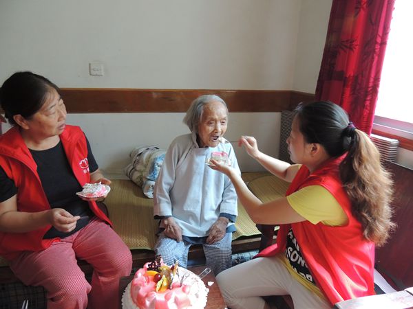 社区居家养老服务团义工们探望百岁老人