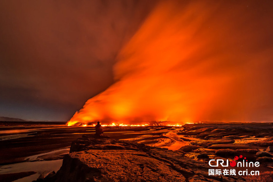 冰岛火山喷发:岩浆从裂缝中喷薄蔓延40公里-火