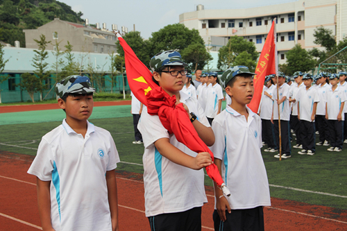 9月12日下午,松门镇中学七年级新生军训闭营仪式在该校操场举行,11个