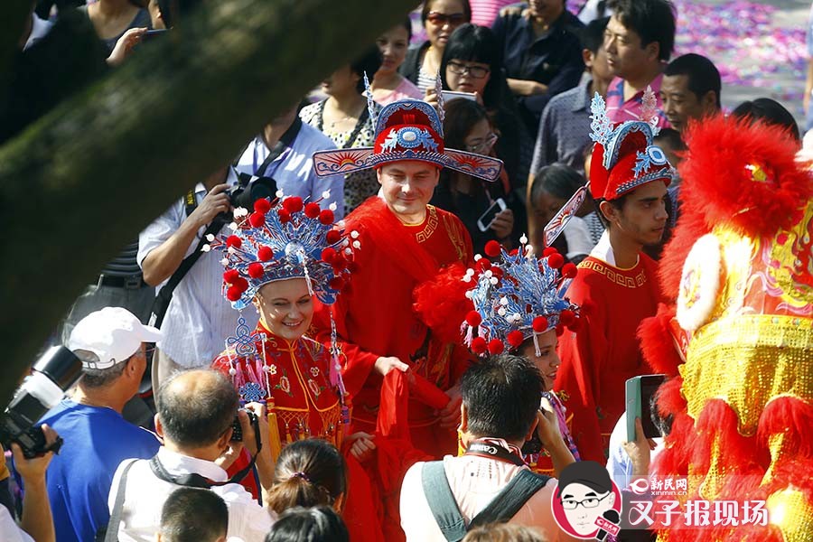 古镇举办水乡中式婚典
