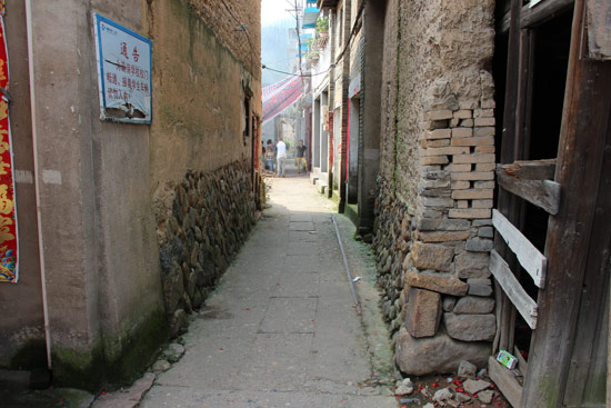 蒙洲街道:实施上叶村背街小巷硬化工程