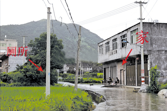 在平阳县腾蛟镇霞山村,张苏甜家对面的茅厕已经拉起了警戒线,当天