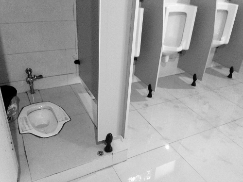 台州火车站厕所"脏乱差",网友直呼"倒牌子"