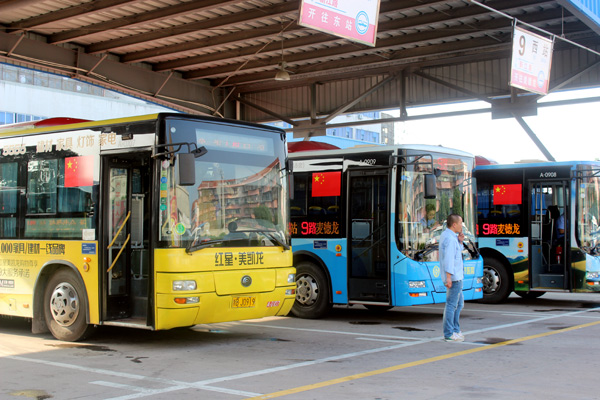 变装迎国庆 五星红旗“飘扬”慈溪城市公交车--浙江在线慈溪频道