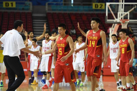 张卫平:男篮惨败在于年轻 没人能为周琦传球-男