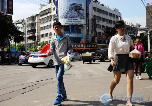 商家向市民派发小国旗 迎接国庆(图)