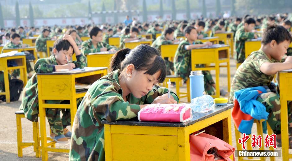 江西千余学生阳光考试