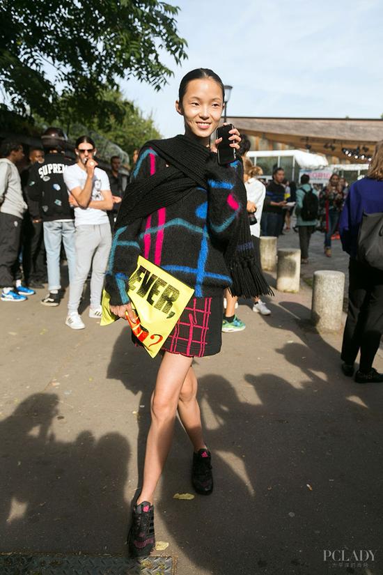 LOOK 3:针织卫衣+半身裙+运动鞋