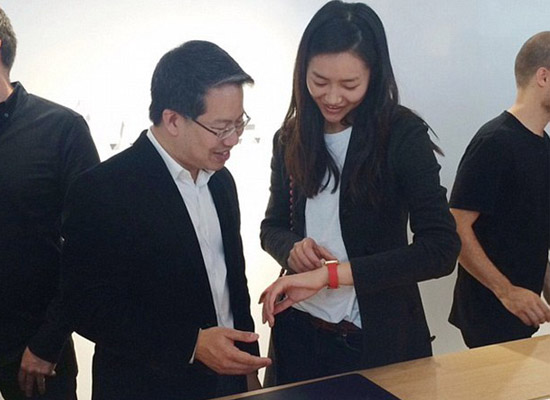 刘雯试戴Apple Watch
