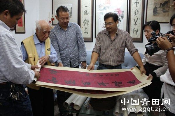 旅台乡亲向县档案馆捐赠30余件文史实物-浙江