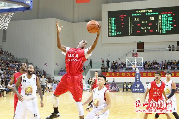 中美篮球对抗赛在县体育馆进行