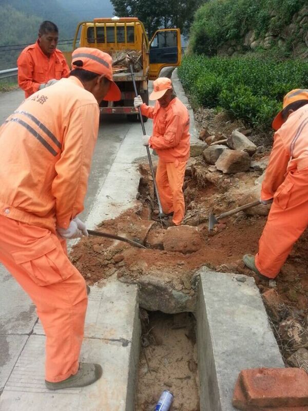 【县交通局】县公路局:清理涵洞口上的便道--遂