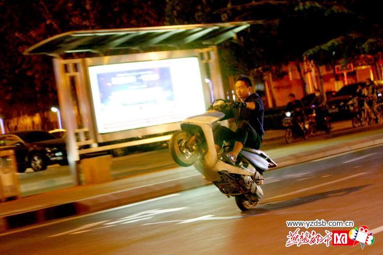 石家庄现深夜“飙车族”