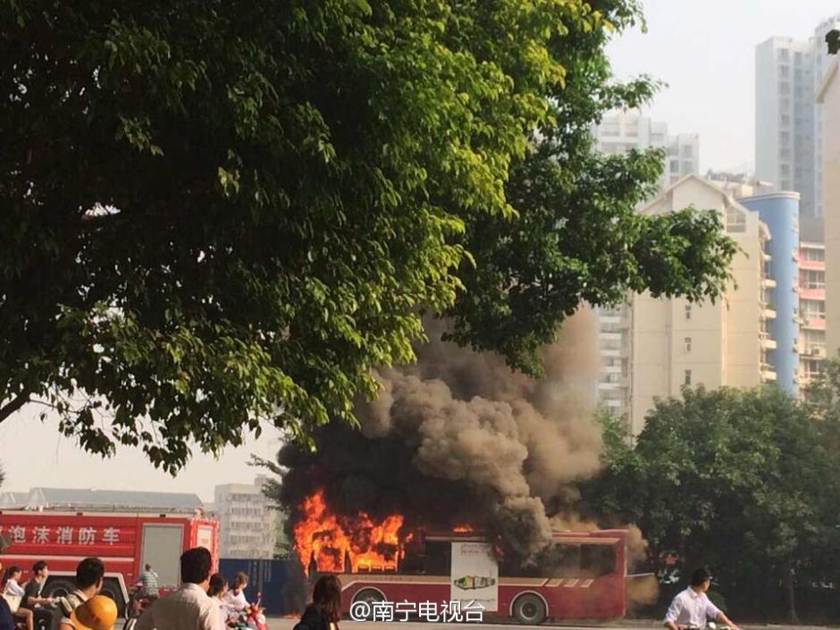 南宁一公交车起火