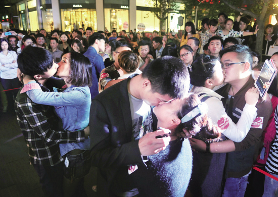 男女街头接吻大挑战
