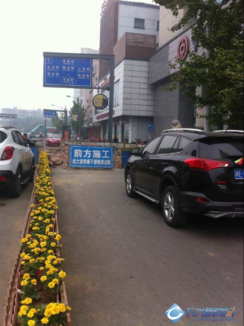 金陵路与长海路上部分路段正在施工 过往车辆