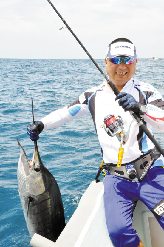 2013年3月,阿斌在马来西亚的云宾钓上来一条旗鱼,有70多斤,阿斌将它放