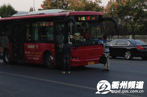 衢州18路公交车遭乘客拦截 双方僵持20分钟