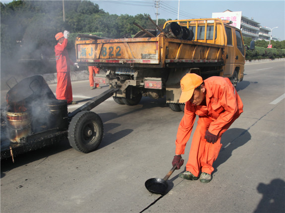 黄岩公路部门开始水泥路面灌缝工作--黄岩新闻