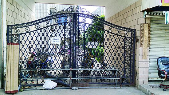 龙门公寓消防通道被占严重