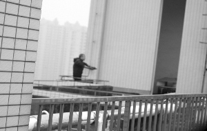 跳楼哥 跨7省上演25次跳楼秀 3年骗1.2万