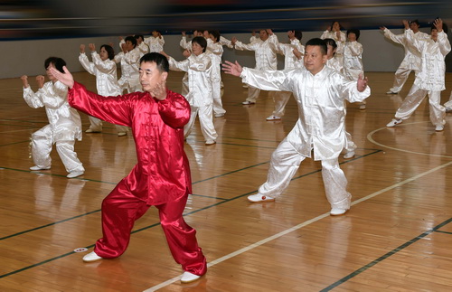 杭铁职工在打太极拳