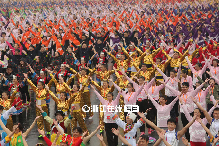 杭州3万余人冒雨齐跳排舞