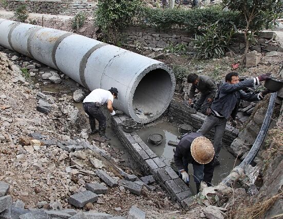 下李村将昔日污水横流的新劳河改为地下管道暗渠,减少污水对空气和